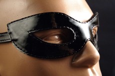 Чёрная лаковая маска на глаза  Хищница 