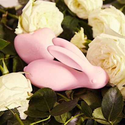 Нежно-розовый мини-вибратор в форме зайчика с пультом ДУ