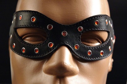 Чёрная лаковая маска на глаза  Глэм-хищница 