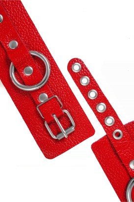 Красные мягкие кожаные наручники с люверсами