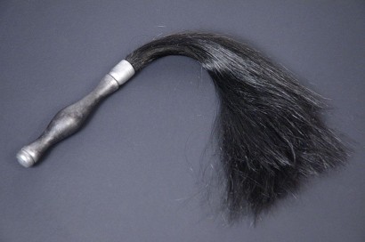 Чёрный флогер с искусственным волосом  Нео смугляночка  - 65 см.