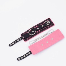 Черно-розовые кожаные наручники с розовой строчкой