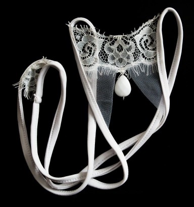 Открытые кружевные трусики Goccia с крупной бусиной 