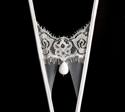 Открытые кружевные трусики Goccia с крупной бусиной 