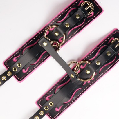 Черные кожаные оковы с розовой строчкой