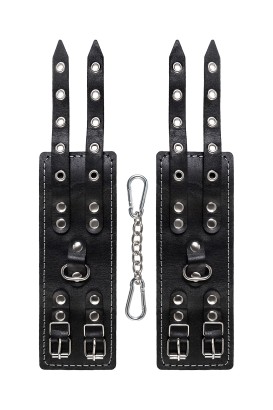 Черные кожаные наручники с двумя ремнями и красной подкладкой