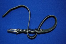 Чёрная ременная фиксация для рук  Быстро и надежно 