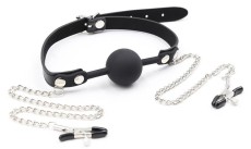 Черный кляп-шарик с зажимами на соски на металлических цепочках