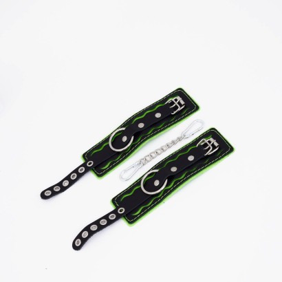 Черно-зеленые кожаные наручники с зеленой строчкой