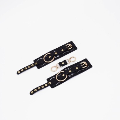 Черные кожаные наручники с золотистой фурнитурой