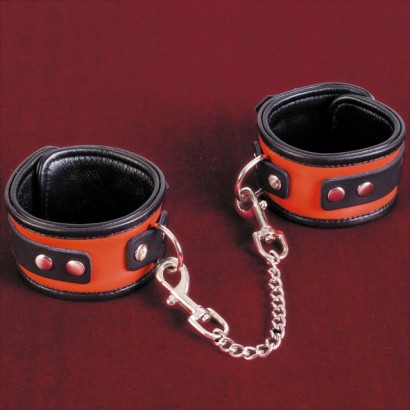 Красно-чёрные кожаные оковы на ноги ToyFa