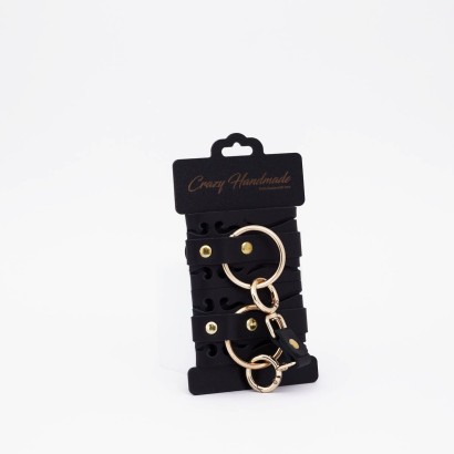 Черные кожаные оковы с золотистой фурнитурой