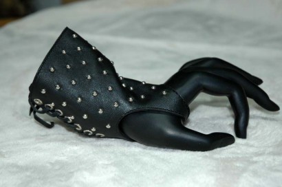 Чёрная проклёпанная защита для запястья