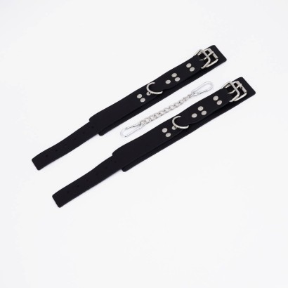 Черные кожаные оковы с регулируемыми ремешками