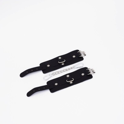 Черные кожаные наручники с хромированной фурнитурой