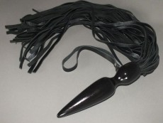 Чёрный кожаный флоггер с ручкой-конусом