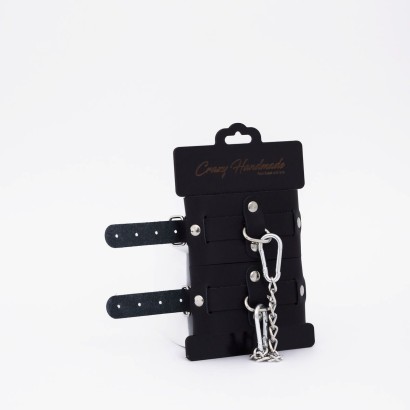 Черные кожаные оковы с хромированной фурнитурой