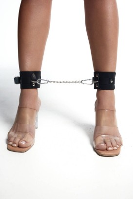 Черные кожаные оковы с хромированной фурнитурой