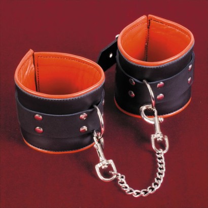Широкие чёрно-красные кожаные оковы на ноги 