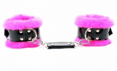 Розовые меховые оковы с ремешками из лакированной кожи