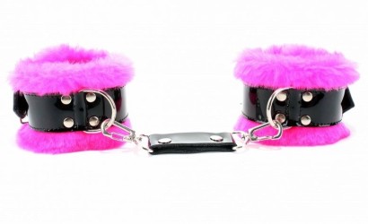 Розовые меховые оковы с ремешками из лакированной кожи