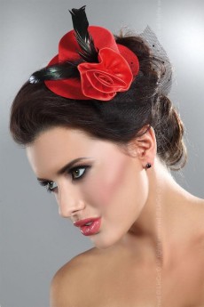 Красная шляпка с цветком и чёрными пёрышками