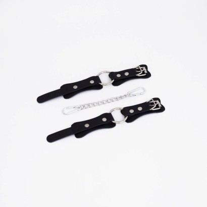 Черные кожаные наручники с кольцом