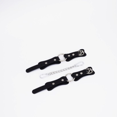 Черные кожаные наручники с кольцом