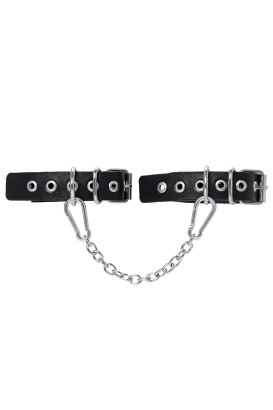 Черные оковы из одного ремешка с люверсами