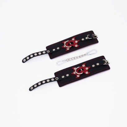 Черные кожаные наручники с красным декором и строчкой