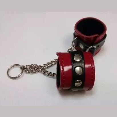 Брелок в виде красно-чёрных наручников
