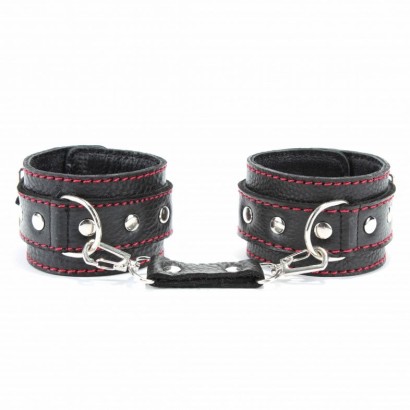 Черные наручники из натуральной кожи с красной строчкой