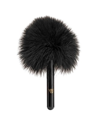 Черная перьевая кисточка с гладкой ручкой