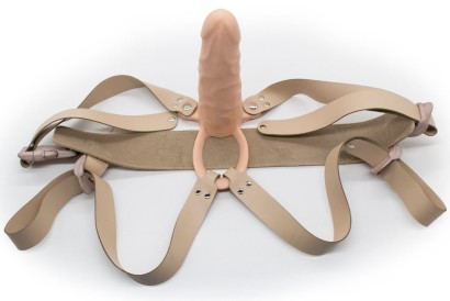 Телесный пустотелый фаллопротез с бандажом - 17 см.