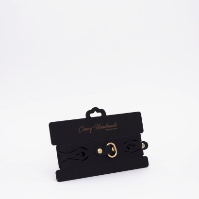 Черный кожаный ошейник с золотистой фурнитурой