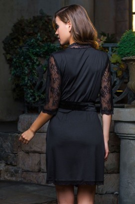 Эффектный короткий халат с кружевными рукавами