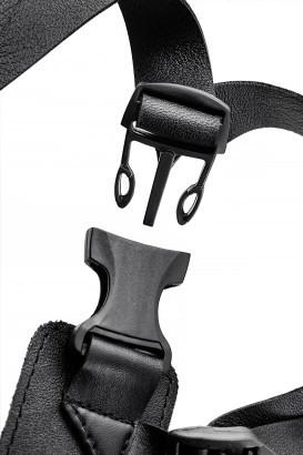 Телесный фаллопротез на черных ремнях Conall - 15 см.