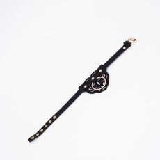 Черный чокер с клепками и золотистой фурнитурой