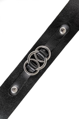 Черный чокер-ошейник со связанными кольцами на подложке