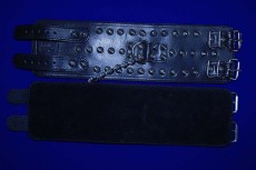 Чёрные наножники с фиксирующей цепочкой и декоративной отделкой