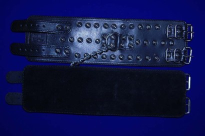 Чёрные наножники с фиксирующей цепочкой и декоративной отделкой