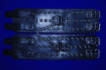 Чёрные наножники с фиксирующей цепочкой и декоративной отделкой