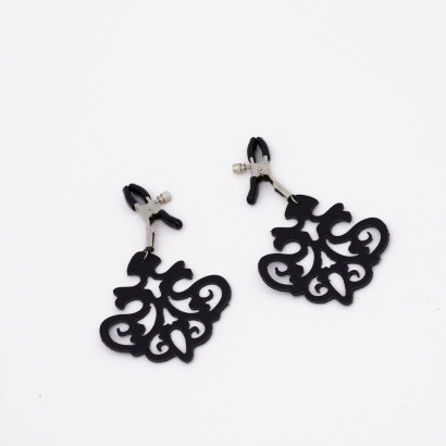 Зажимы на соски с черными кожаными подвесками