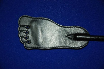 Чёрный стек с наконечником-ступней - 55 см.