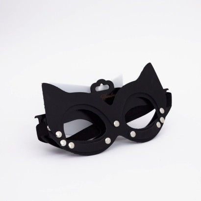 Черная кожаная маска кошки с клепками