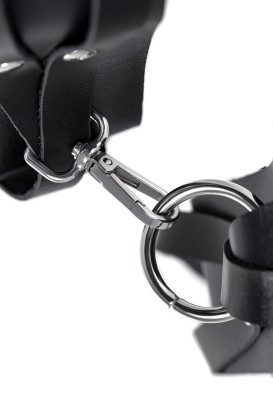 Черные кожаные оковы с двумя перекрёстными ремешками