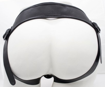 Страпон телесного цвета на регулируемых ремешках - 17 см.