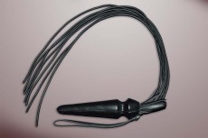 Чёрная плётка  Семихвостка  - 85 см.