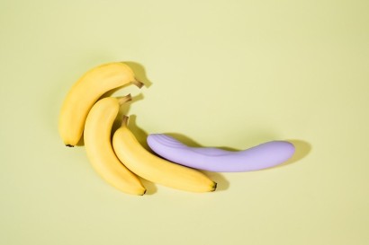 Сиреневый интерактивный вибромассажёр Selena с поступательными движениями и нагревом - 21 см.