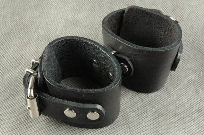 Узкие наручники с застежкой на ремне